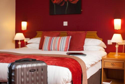 波特拉什阿德非波特拉什酒店的酒店客房带两张床和行李箱
