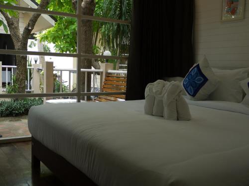 华欣Reera Resort的床上有两条白色毛巾