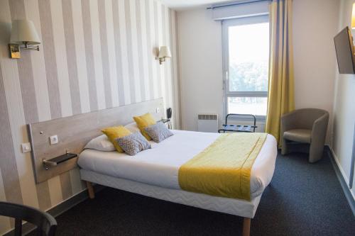 昂古莱姆昂古莱姆巴拉丁斯酒店的酒店客房设有床和窗户。