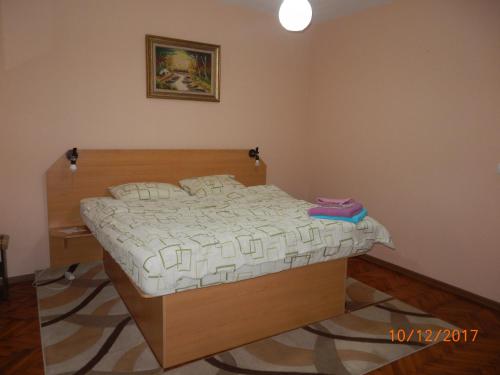 蒂米什瓦拉Apartament la casa (2 camere)的一间卧室配有一张带木制床头板的床