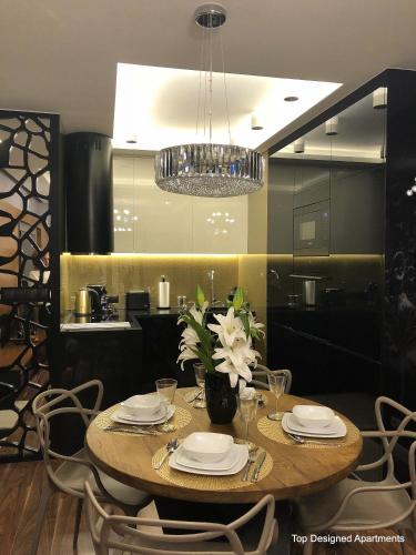 格但斯克Top Designed Apartments的餐桌、椅子和吊灯