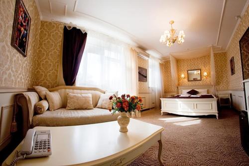 基辅Villa Oselya的客厅配有沙发和桌子