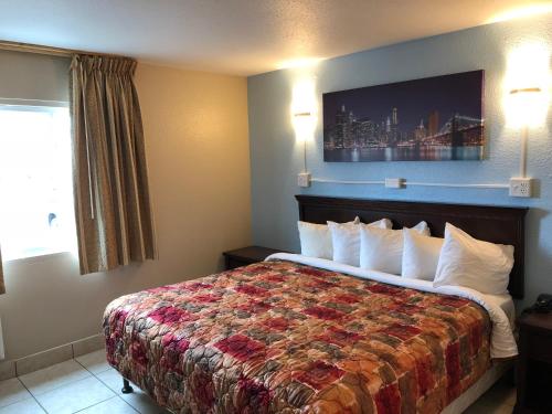 斯普林菲尔德中城汽车旅馆的酒店客房设有床和窗户。
