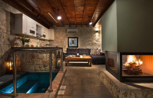 洛弗欧奴萨传统精品宾馆的客厅设有游泳池和壁炉