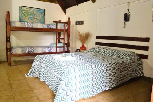 伊塔瓜伊Casa Do Porto Pousada e Restaurante的一间卧室配有两张双层床。