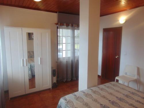 Faja GrandeCasa da Sogra - Apartamento 2的一间卧室设有一张床和一个推拉门