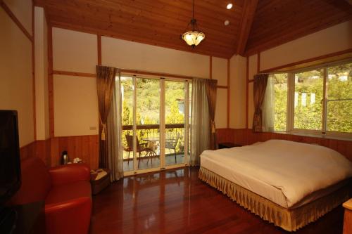 仁爱乡清境摘星花园山庄的一间卧室设有一张床和一个大窗户