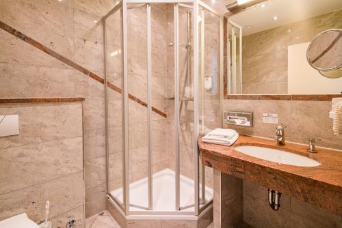 布伦瑞克贝斯维斯特堡恩斯维格城市酒店的带淋浴和盥洗盆的浴室