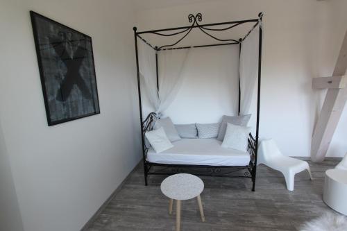 科尔马Subtil insolite的一间带秋千和椅子的房间
