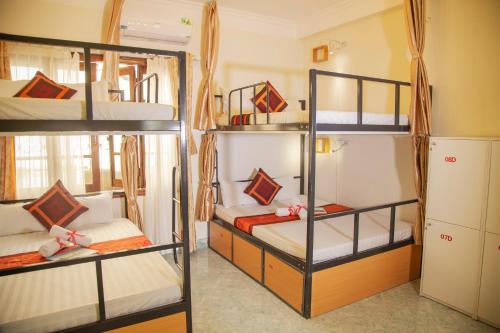 河内河内市背包旅舍的宿舍间设有4张双层床。