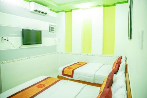 潘郎Khách Sạn Anh Khoa的小房间设有两张床和电视