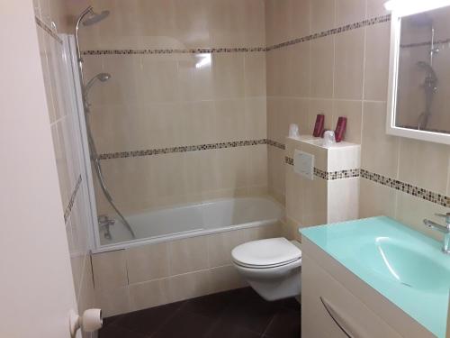 维尼森斯勒博特涅勒赫莱德瓦桑酒店 的带浴缸、卫生间和盥洗盆的浴室
