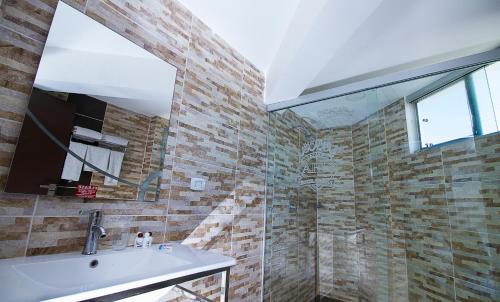 科恰班巴里贾纳公寓酒店的一间带水槽和玻璃淋浴的浴室