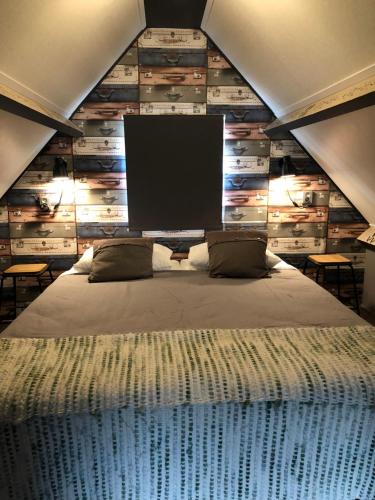 米德尔堡Silly's Inn的一间卧室配有一张带空白屏幕的大床