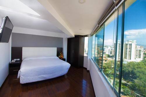 科恰班巴里贾纳公寓酒店的一间卧室设有一张床和一个大窗户