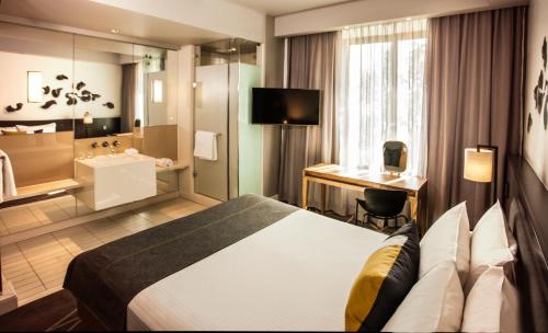 约翰内斯堡Piazza Hotel Montecasino的一间酒店客房 - 带一张床和一间浴室