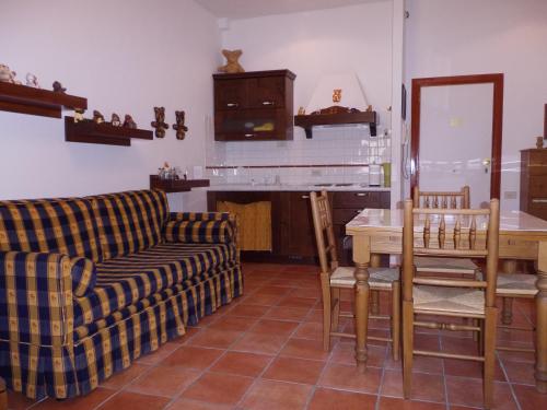 罗卡拉索Casa Dell'Orso的客厅配有沙发、桌子和钢琴