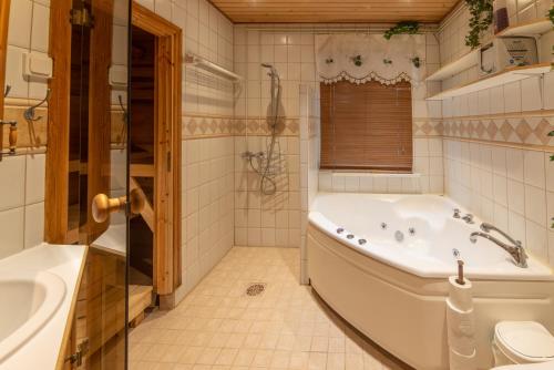 科科拉Wanha Kartano的带浴缸、卫生间和盥洗盆的浴室