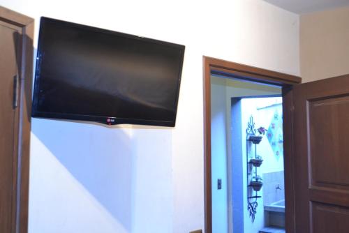 科恰班巴奔跑的查士奇旅舍的挂在墙上的平面电视