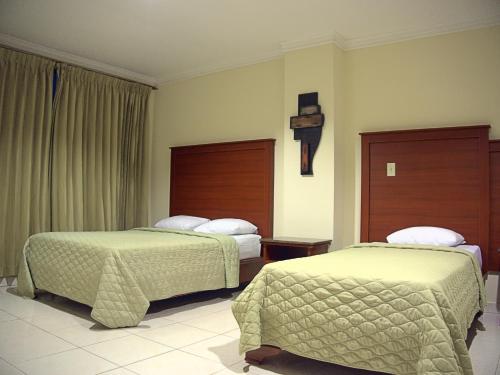 戴维卡斯蒂利亚酒店的一间酒店客房,房间内设有两张床