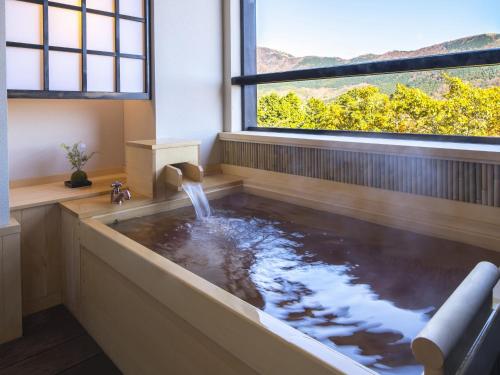箱根Suiun的一个带喷泉的浴缸,并设有一个窗户