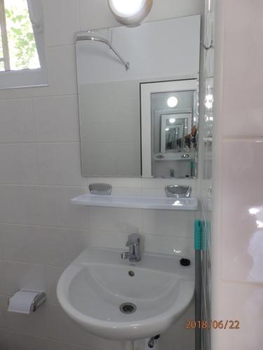 科斯蒂内什蒂Tourist Paradis Costinesti的白色的浴室设有水槽和镜子