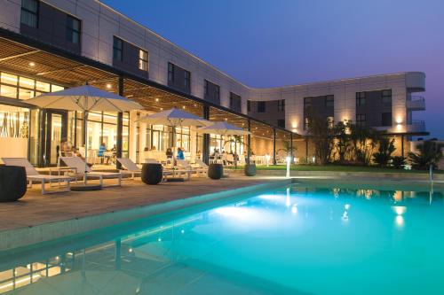 KitweGarden Court Kitwe的夜间设有游泳池的酒店