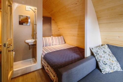 切尔滕纳姆Campion Glamping Pod的一个小房间,在一个小房子里,有床
