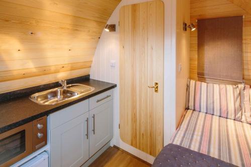 切尔滕纳姆Campion Glamping Pod的一个带水槽和台面的小厨房