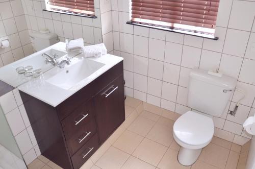 香槟谷耐斯特德拉肯斯山庄度假酒店的白色的浴室设有水槽和卫生间。