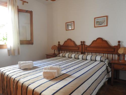 蓬塔格罗萨Apartamentos Arco Iris的一间卧室配有一张床,上面有两条毛巾