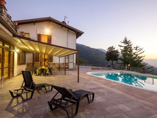 ArtogneBelvilla by OYO Villa Meraviglia的别墅 - 带游泳池和2把椅子