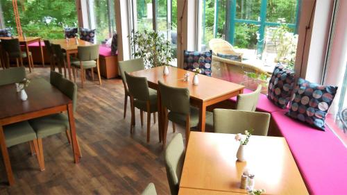 隆德Place Lund Studios的餐厅设有木桌、椅子和窗户。