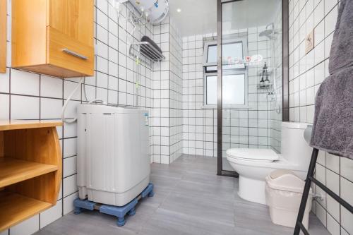 金州大连市金州区·百盛商场·路客精品民宿·00165490的一间带卫生间和水箱的浴室