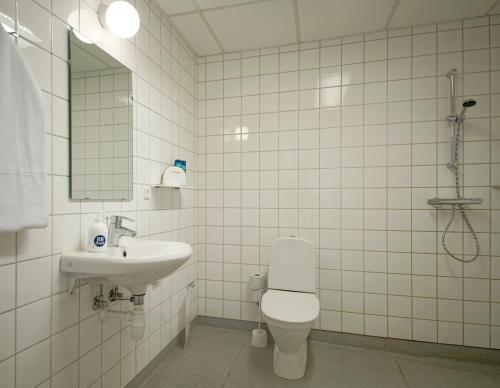 伦讷伦讷博恩霍尔姆BB-酒店的浴室配有卫生间、盥洗盆和淋浴。
