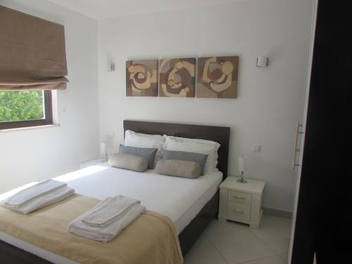 圣玛丽亚BCV - Private 1 Bed Apartment Dunas Resort 1340 and 6002的一间白色卧室,配有两张床和窗户