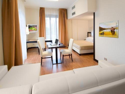 博洛尼亚伊利特套房酒店的一间酒店客房,一间设有一张床和一张书桌