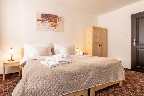 捷克克鲁姆洛夫家庭旅馆的一间卧室配有带毛巾的床
