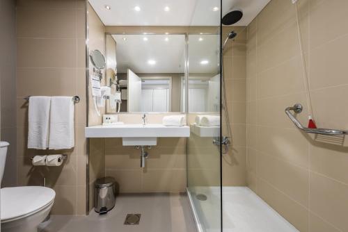 蓬他达维托亚Enotel Sunset Bay的一间带水槽、卫生间和镜子的浴室