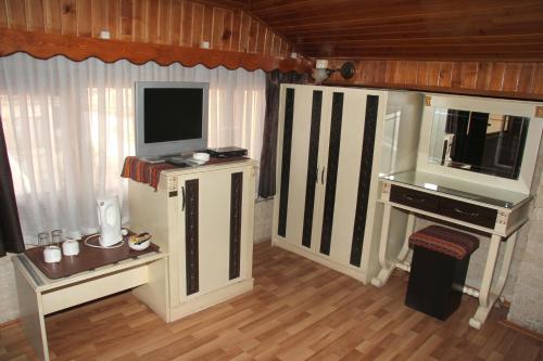 加济安泰普泽尼普哈尼卡纳基酒店的客厅配有电视和带电视的桌子