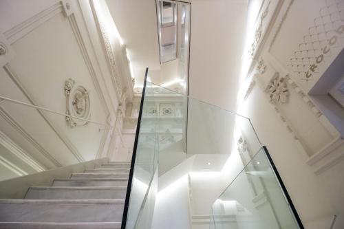 巴塞罗那Sant Jordi Hostels Rock Palace的一座带有玻璃箱的建筑的楼梯