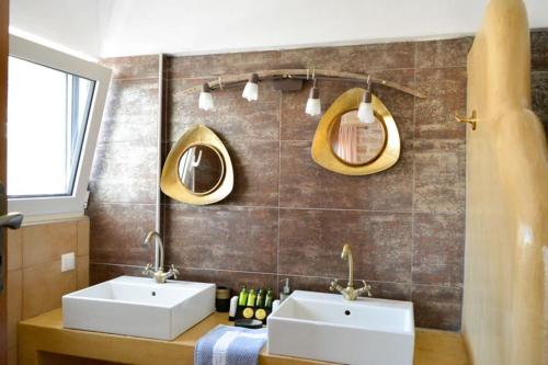 卡米拉日Villa Petra的浴室设有2个水槽和2面镜子