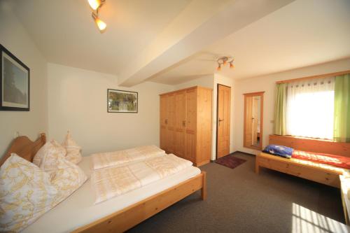Liebenfels克奈伯格尔霍夫农场假期酒店的一间卧室设有一张大床和一个窗户。