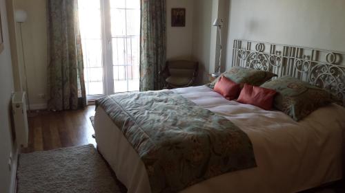 瓦尔帕莱索Casona Valpo的一间卧室配有一张大床和枕头