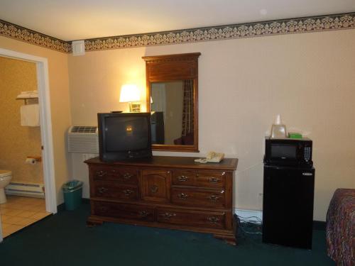 Marshalls Creek斯特劳兹堡价值东酒店的客厅配有梳妆台上的电视