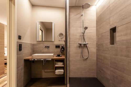 霍恩贝格Hotelmyhome的带淋浴和盥洗盆的浴室