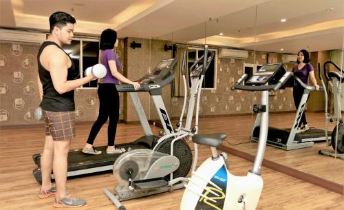 梭罗梭罗HAP格兰酒店的男男女女在健身房里,有健身自行车