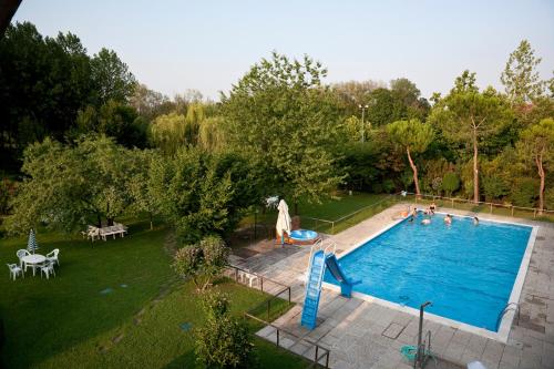 米拉诺黎莱斯莱昂多罗酒店的享有庭院游泳池的顶部景色