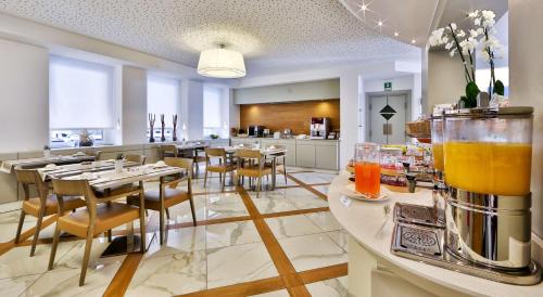 米兰贝斯特韦斯特城市酒店的一间带桌椅的餐厅和一间厨房