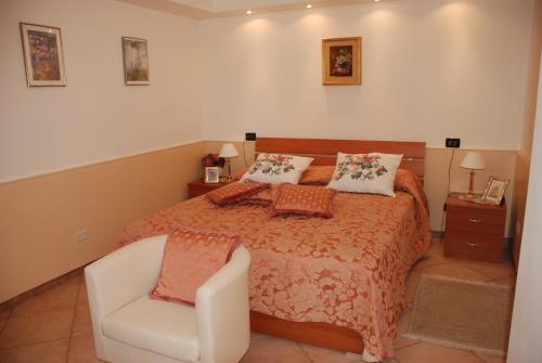特雷梅佐Casa Fantasia的一间卧室配有一张床和一张白色椅子